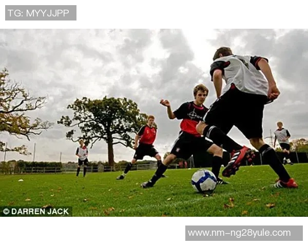 英格兰足球明星简历解析：从青训到职业生涯的辉煌历程